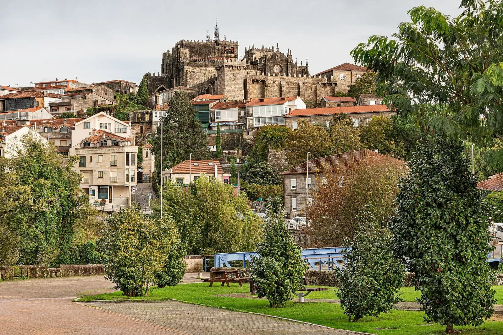 La catedral de Tui sobre la colina, rodeada de casas de tejas rojas y árboles