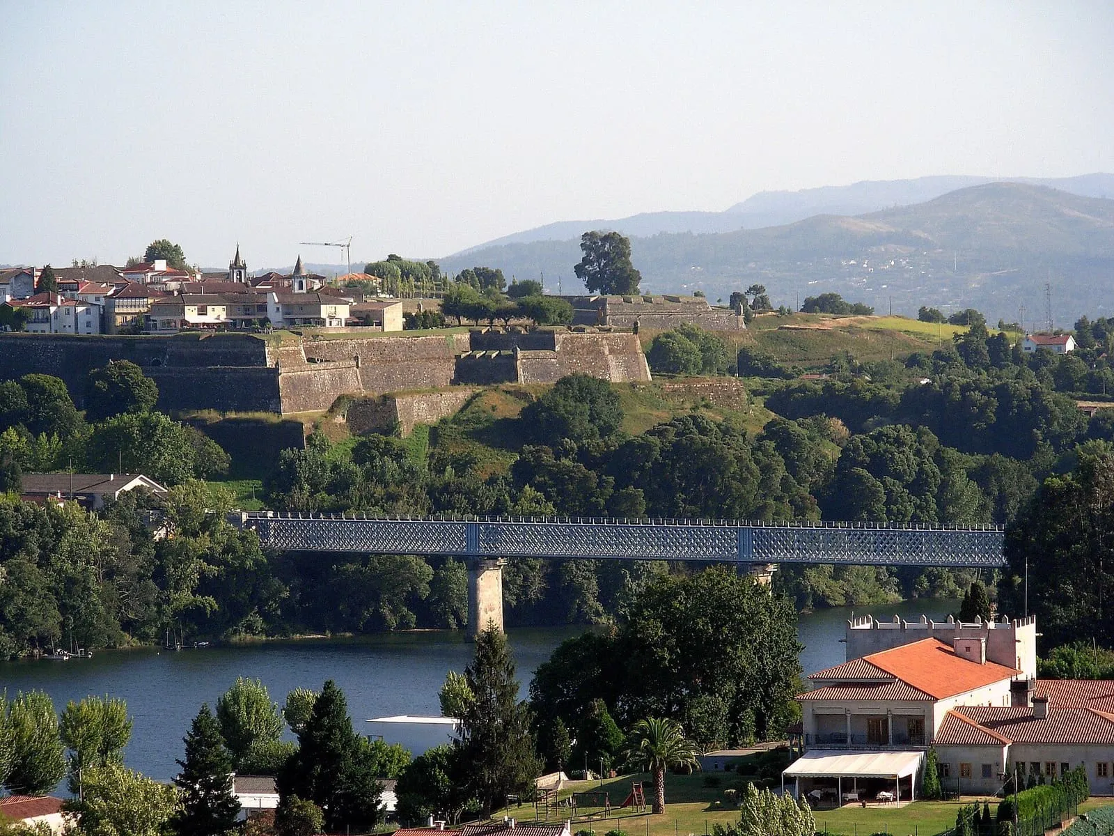 El río Miño con la fortaleza de Valença en la otra orilla y el puente sobre el agua