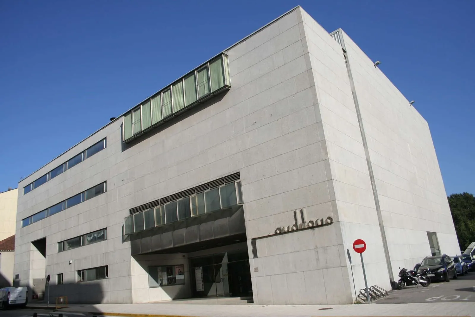 Edificio blanco y de líneas rectas del Auditorio Municipal de Cangas