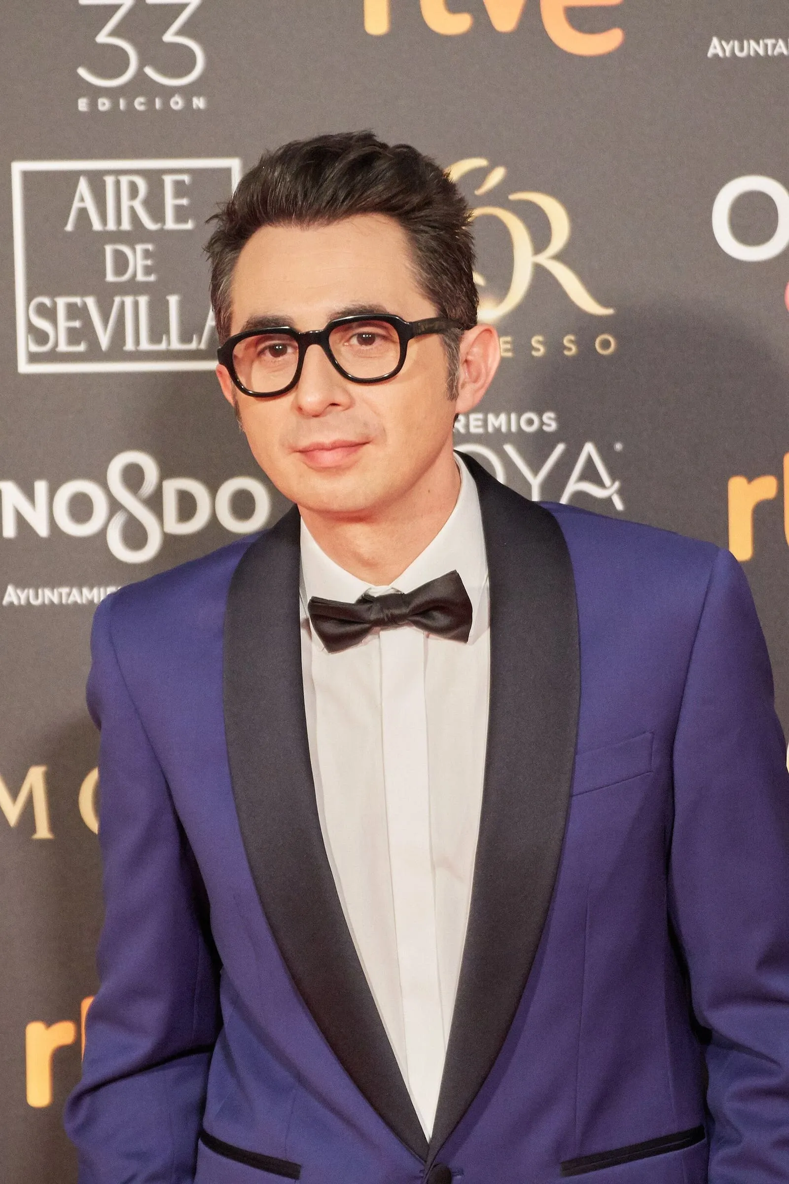 Berto Romero con gafas y pajarita en un photocall