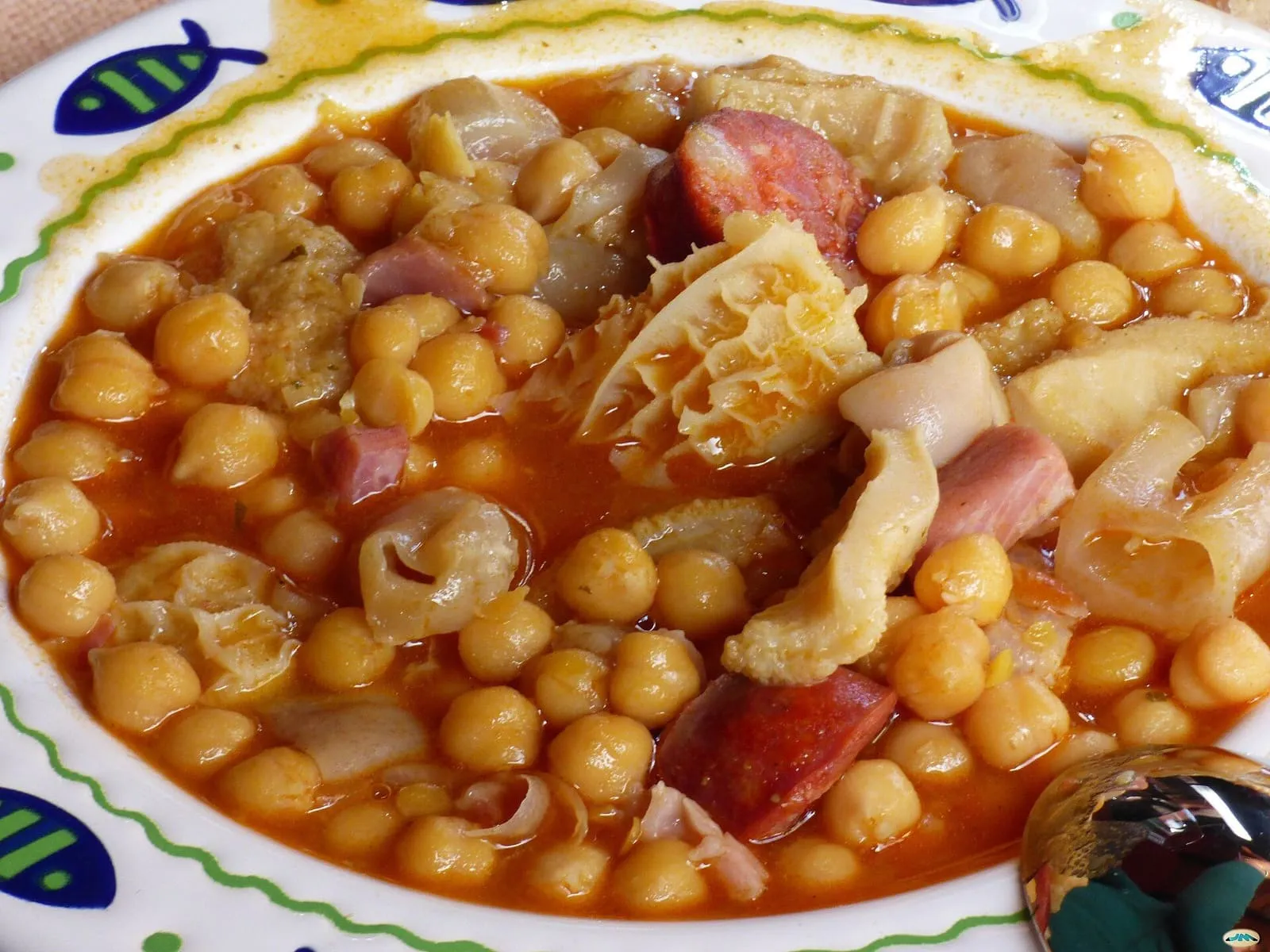 Plato de callos a la gallega con garbanzos, chorizo y pimentón