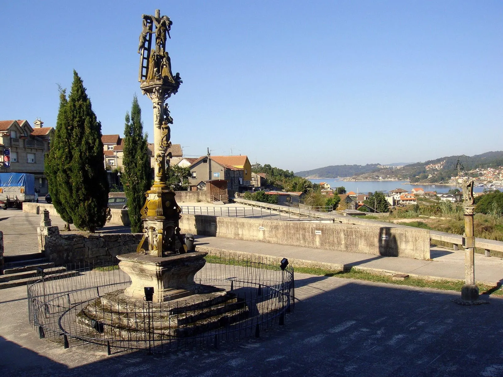 El cruceiro de O Hío sobre su escalinata de piedra, con la ría de Aldán y el Morrazo al fondo