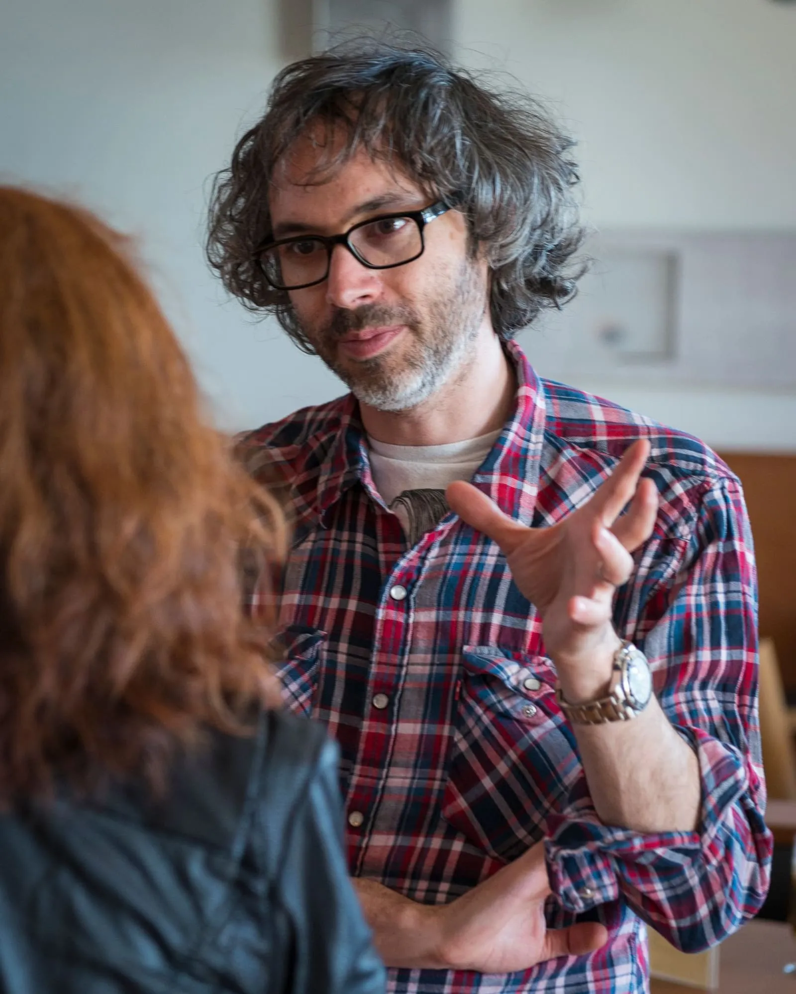 El pianista James Rhodes, con gafas y camisa de cuadros, gesticula mientras habla