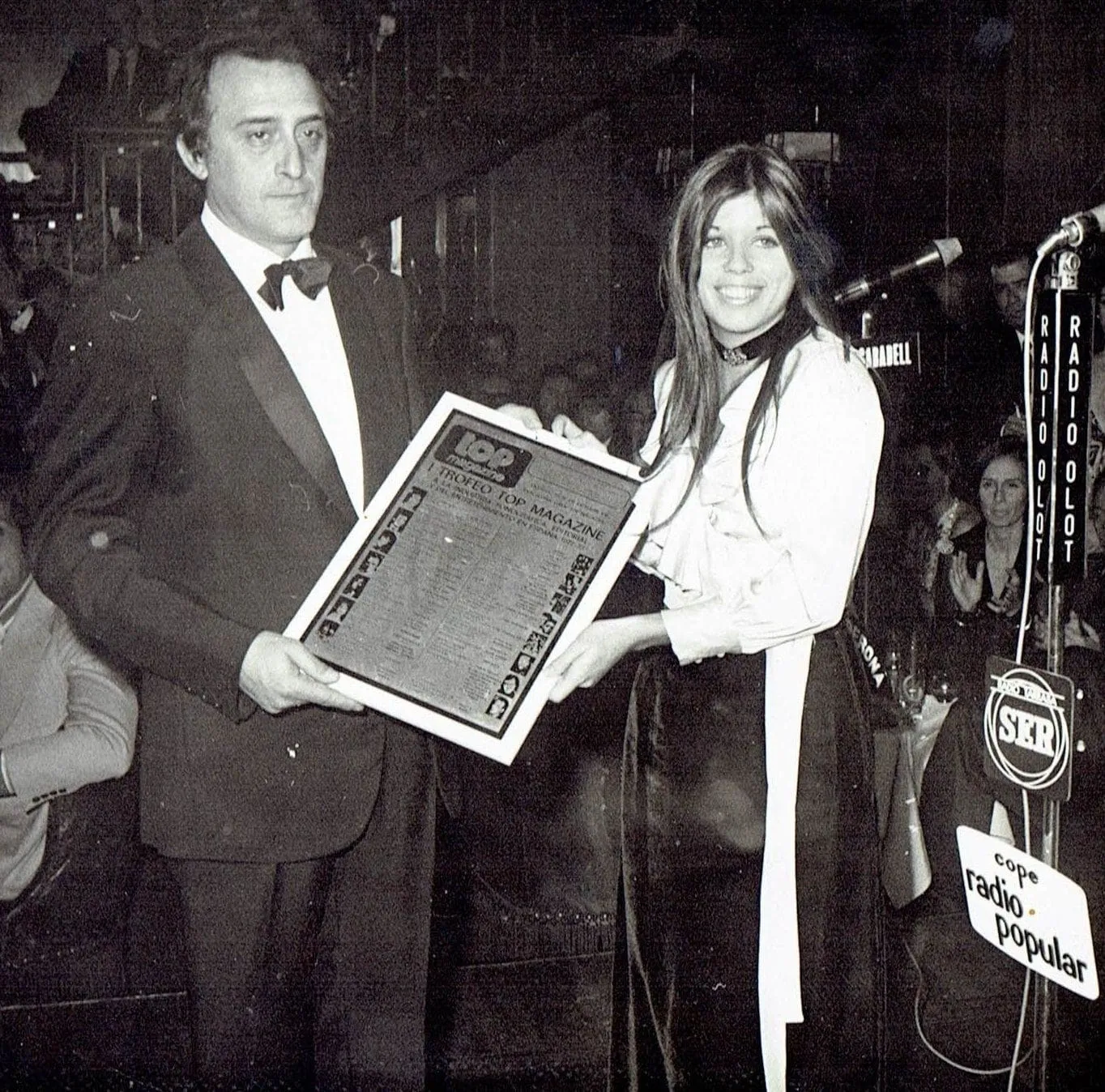 Jeanette recibe un trofeo en una foto en blanco y negro de los años setenta