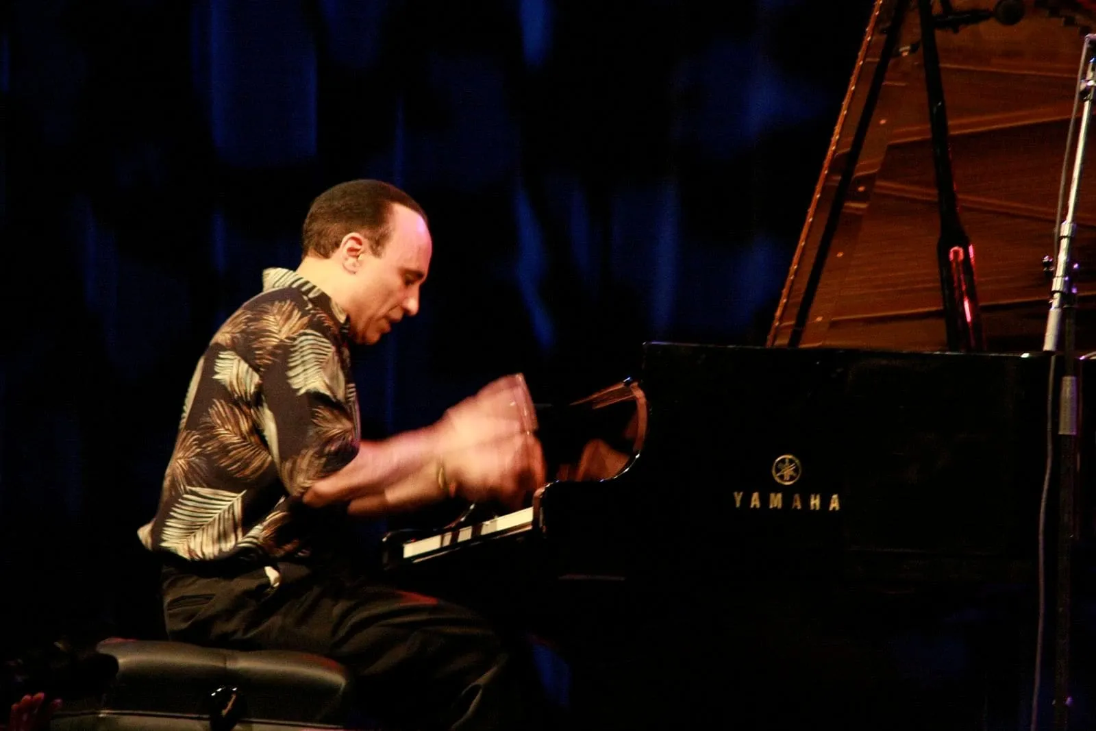 El pianista Michel Camilo tocando un piano de cola en concierto