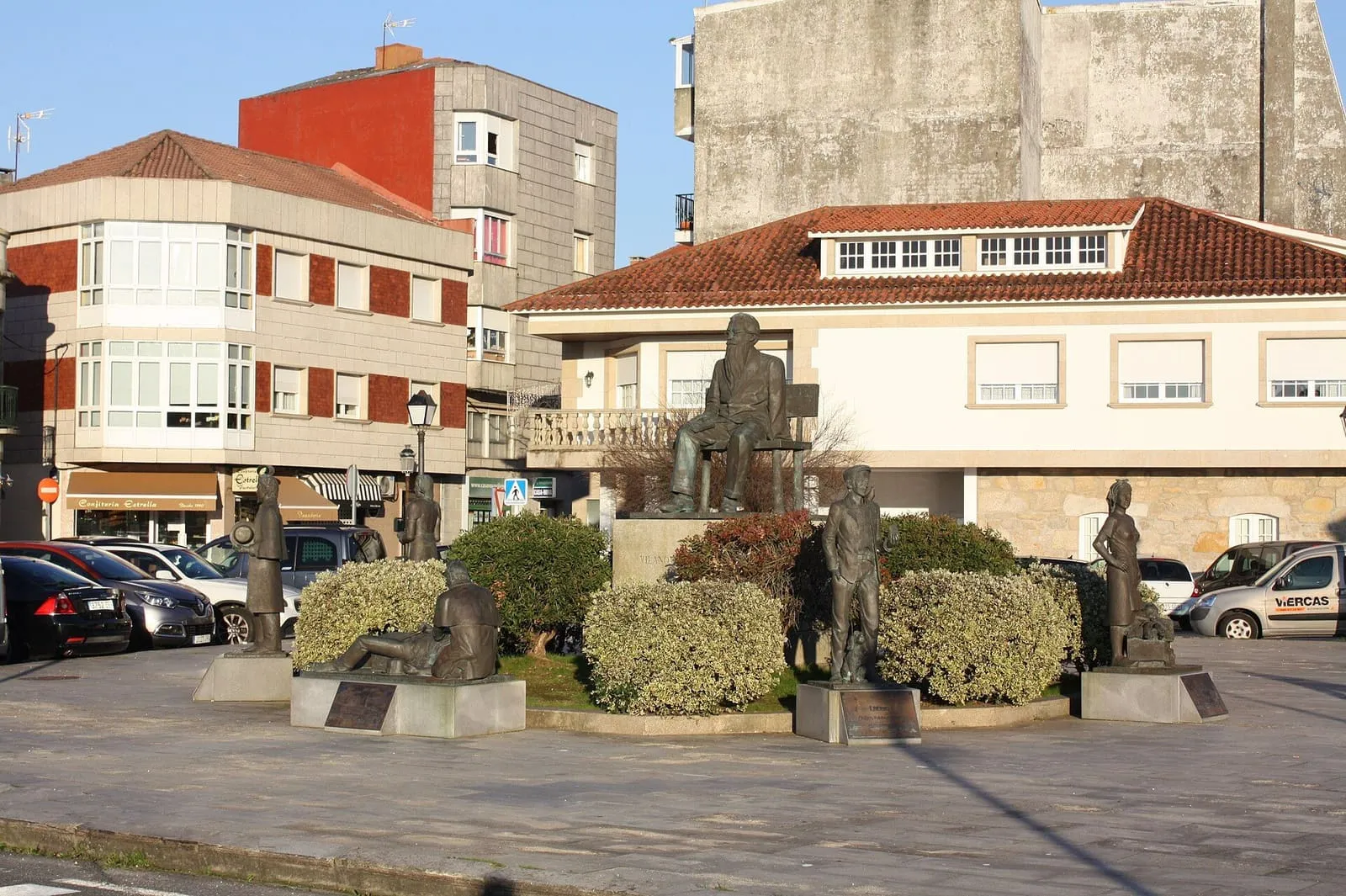 Monumento a Valle-Inclán, con su figura sentada y varias esculturas, en una plaza de Vilanova de Arousa