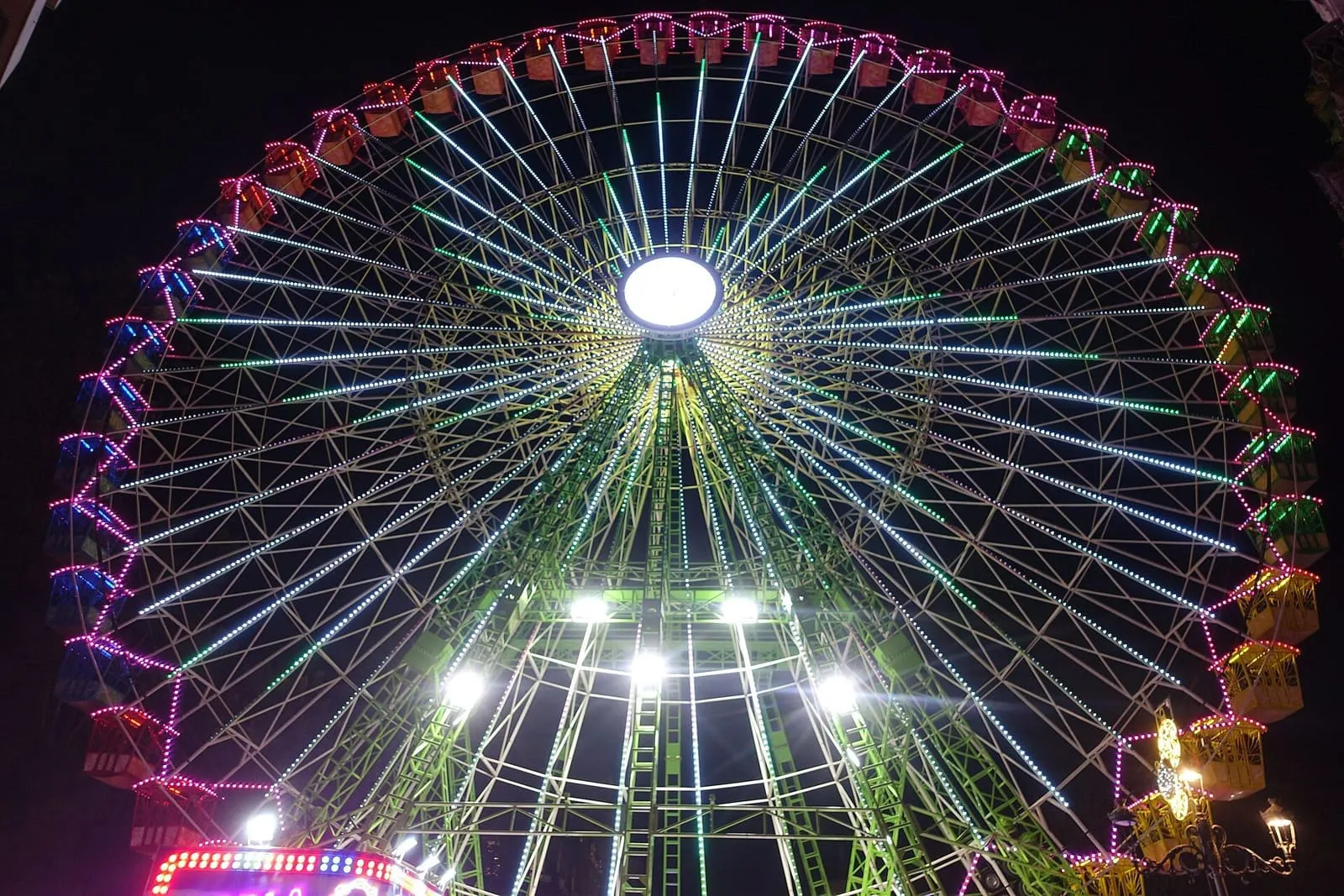 La noria de la Navidad de Vigo iluminada de noche