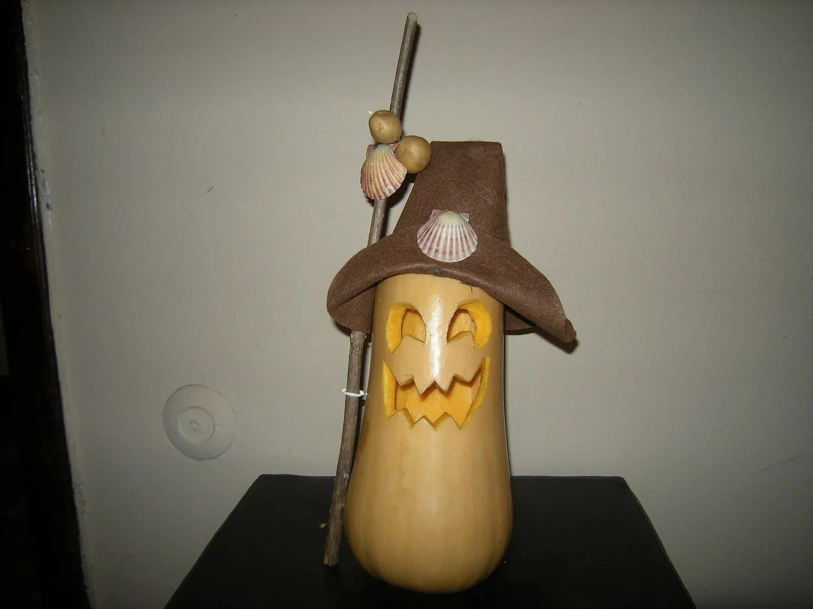 Un calacú: calabaza tallada con cara, sombrero de peregrino con vieira y bastón