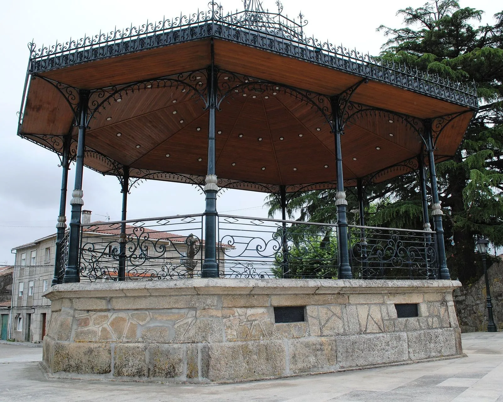 Palco de la música de hierro forjado sobre base de piedra, en Rebordáns