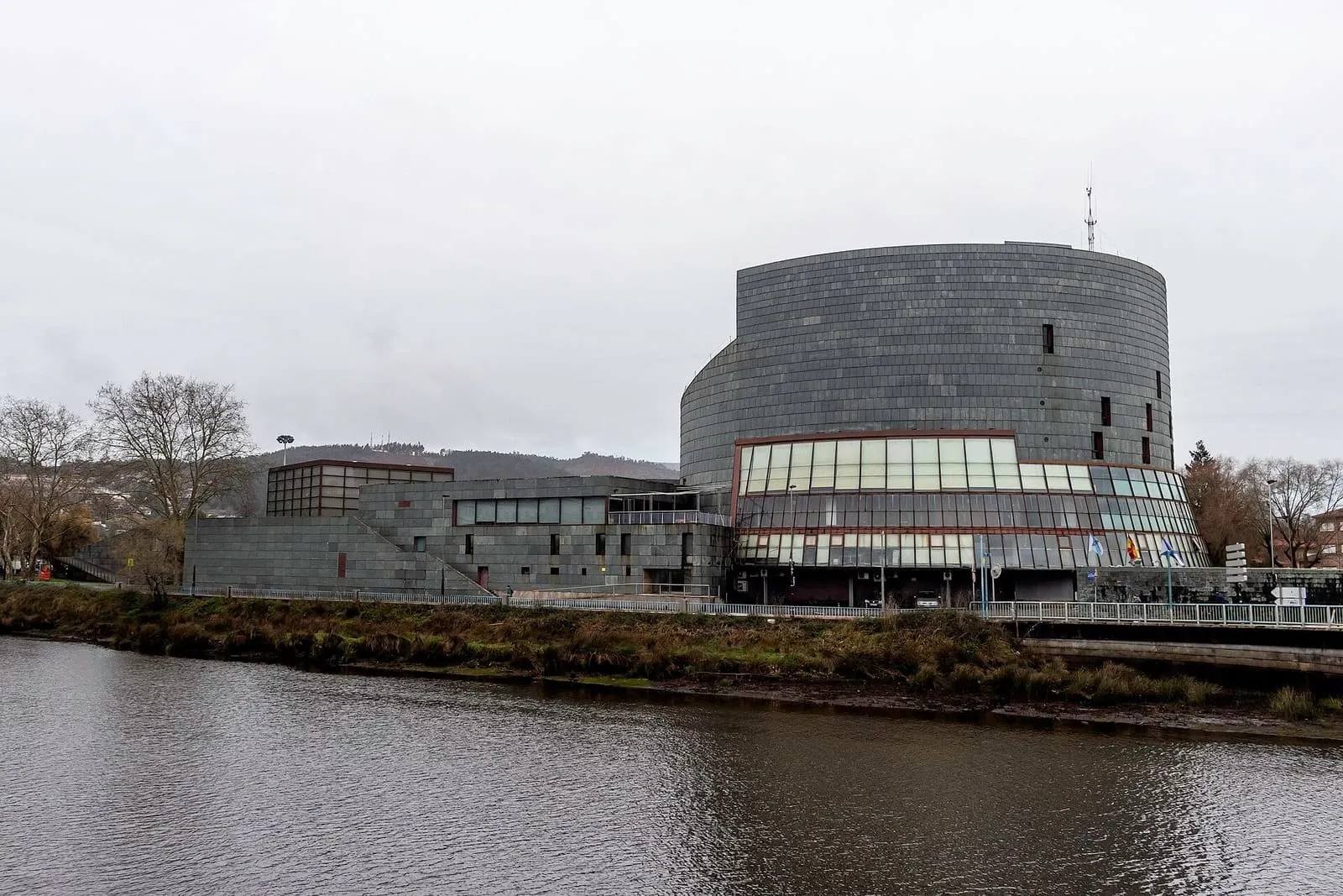 El Pazo da Cultura de Pontevedra, un edificio cilíndrico de vidrio junto al río Lérez
