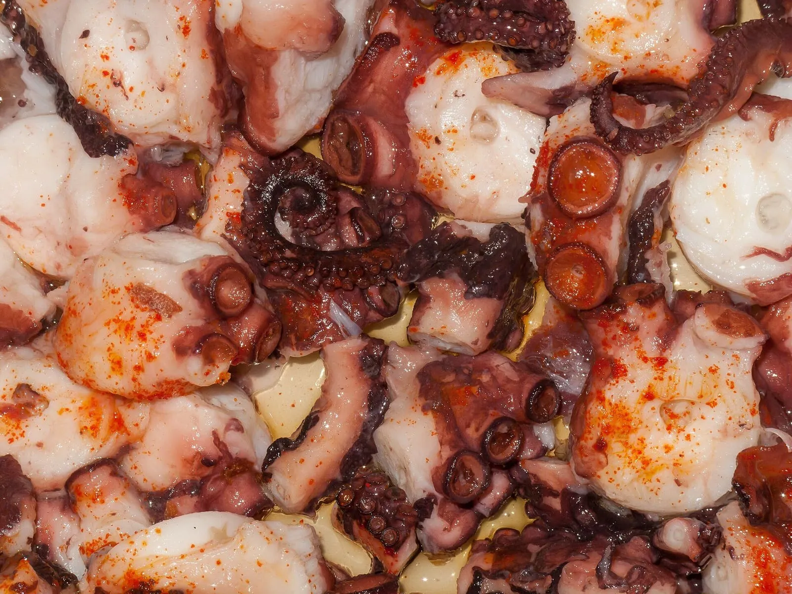 Pulpo á feira cortado en rodajas, con pimentón y aceite