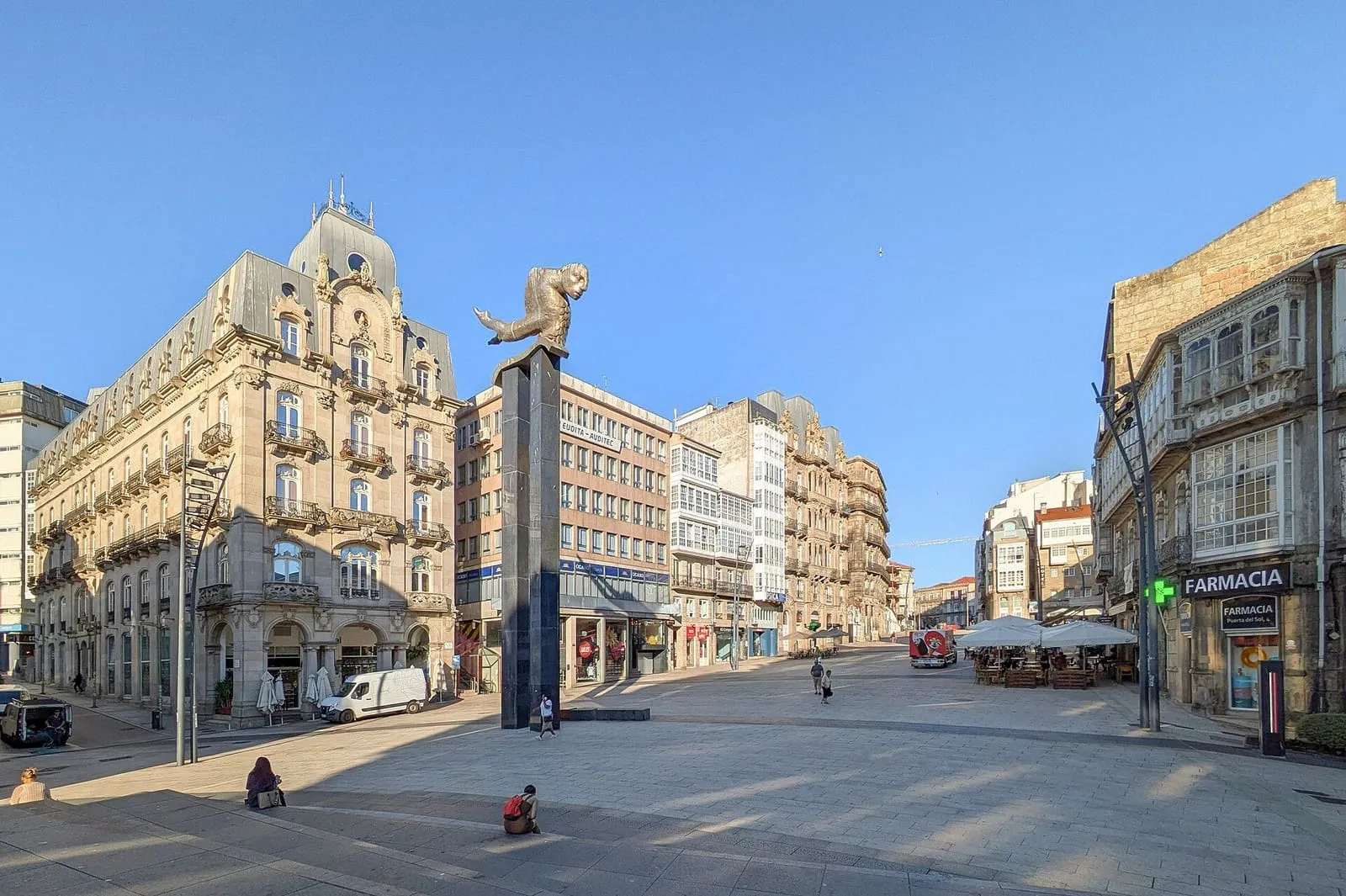 La Porta do Sol de Vigo, con la escultura del Sireno y los edificios históricos alrededor