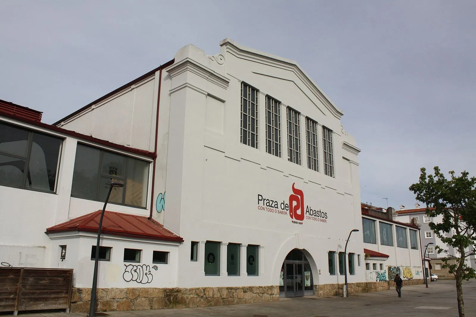 Fachada blanca de la Praza de Abastos de Vilagarcía de Arousa, con sus grandes ventanales