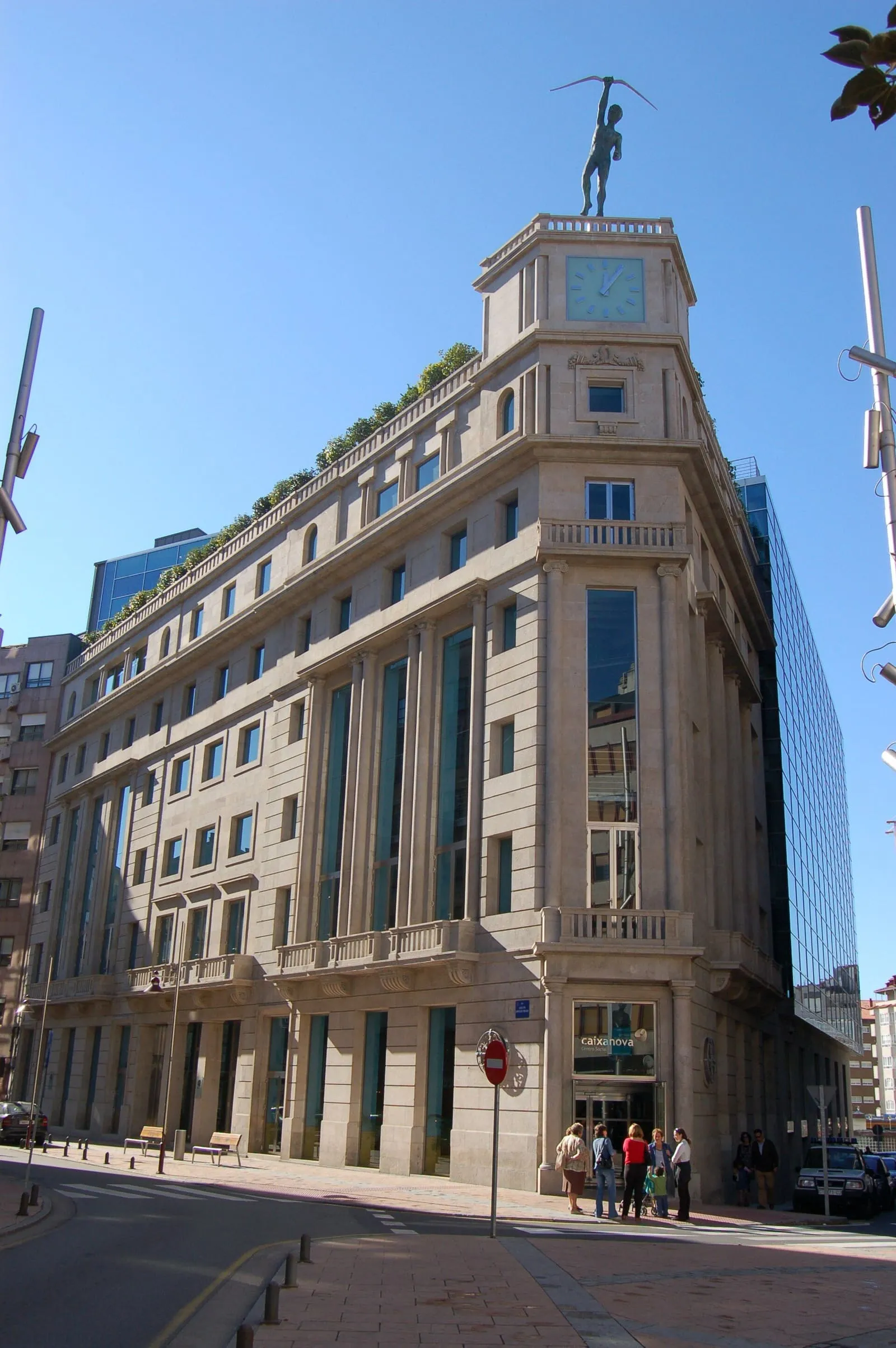 Edificio de la Sede Afundación en Pontevedra, de piedra clara y esquina redondeada