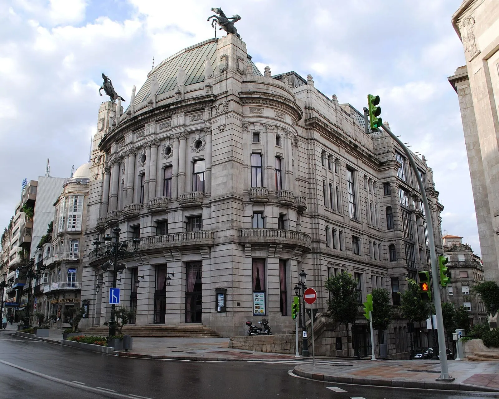 Fachada monumental del Teatro Afundación de Vigo, con su cúpula y su esquina redondeada