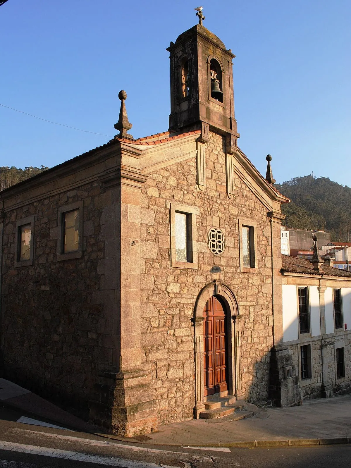 La fachada de la iglesia del convento de San Bieito, de piedra, con una portada barroca y un óculo