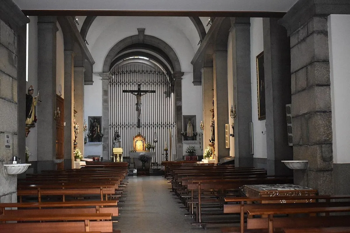 La nave de la iglesia del convento de San Bieito, con bancos de madera y el retablo al fondo