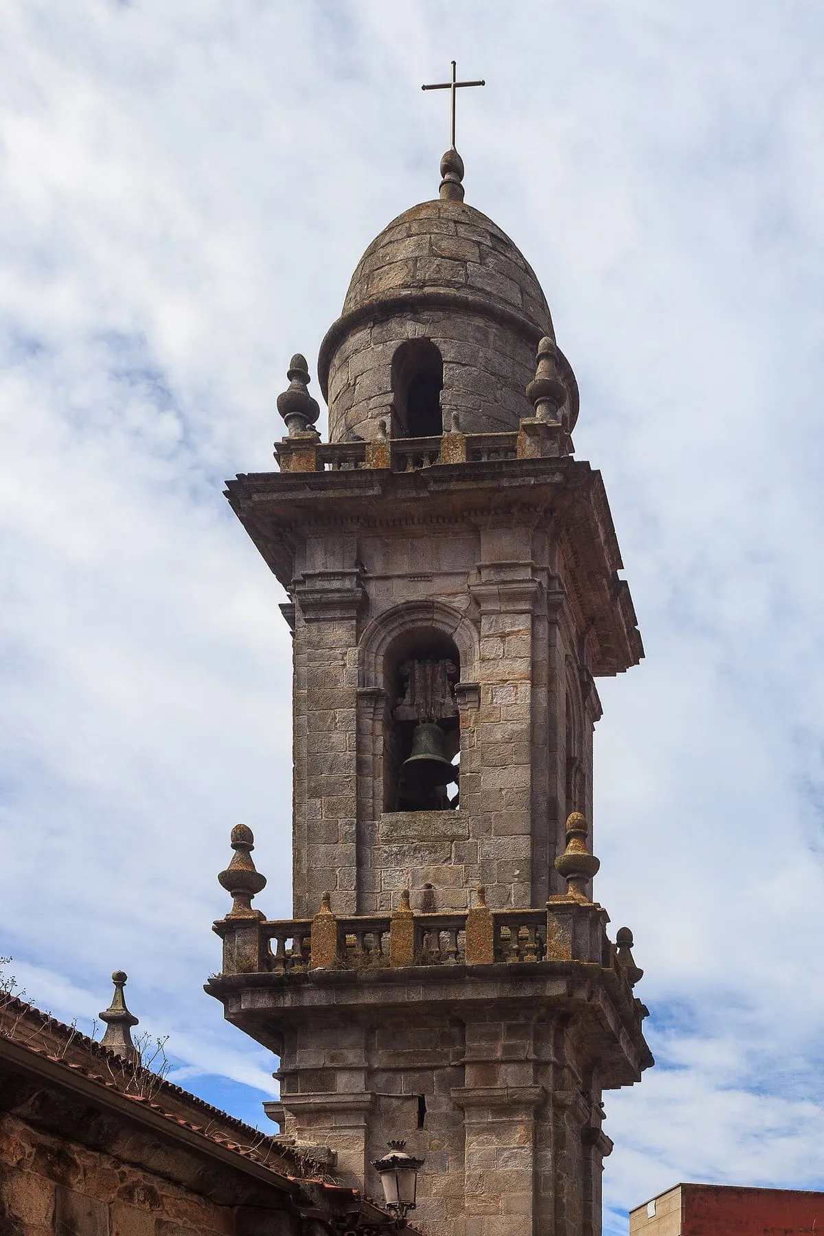 El campanario monumental de la iglesia de Santa María, de piedra, con balcones y remates