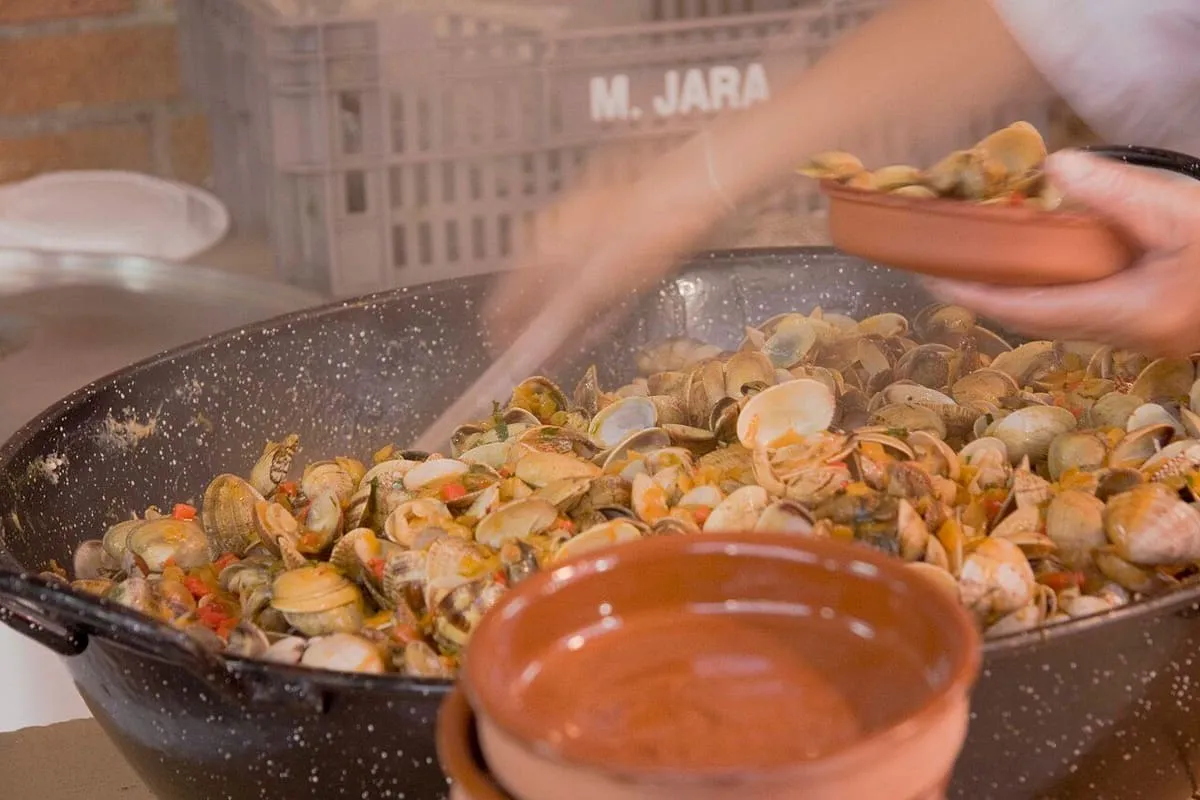 Cazuela de almejas a la marinera en la Fiesta del Marisco de O Grove