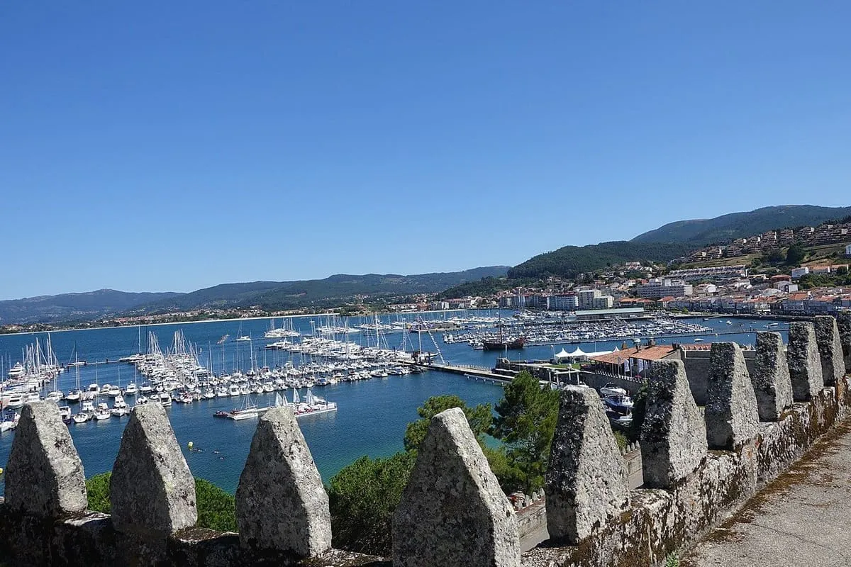 Almenas de la muralla de Monterreal sobre el puerto deportivo de Baiona
