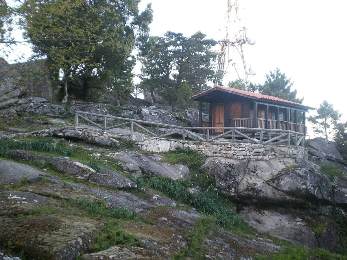 Refugio de madera sobre rocas de granito en el monte Aloia