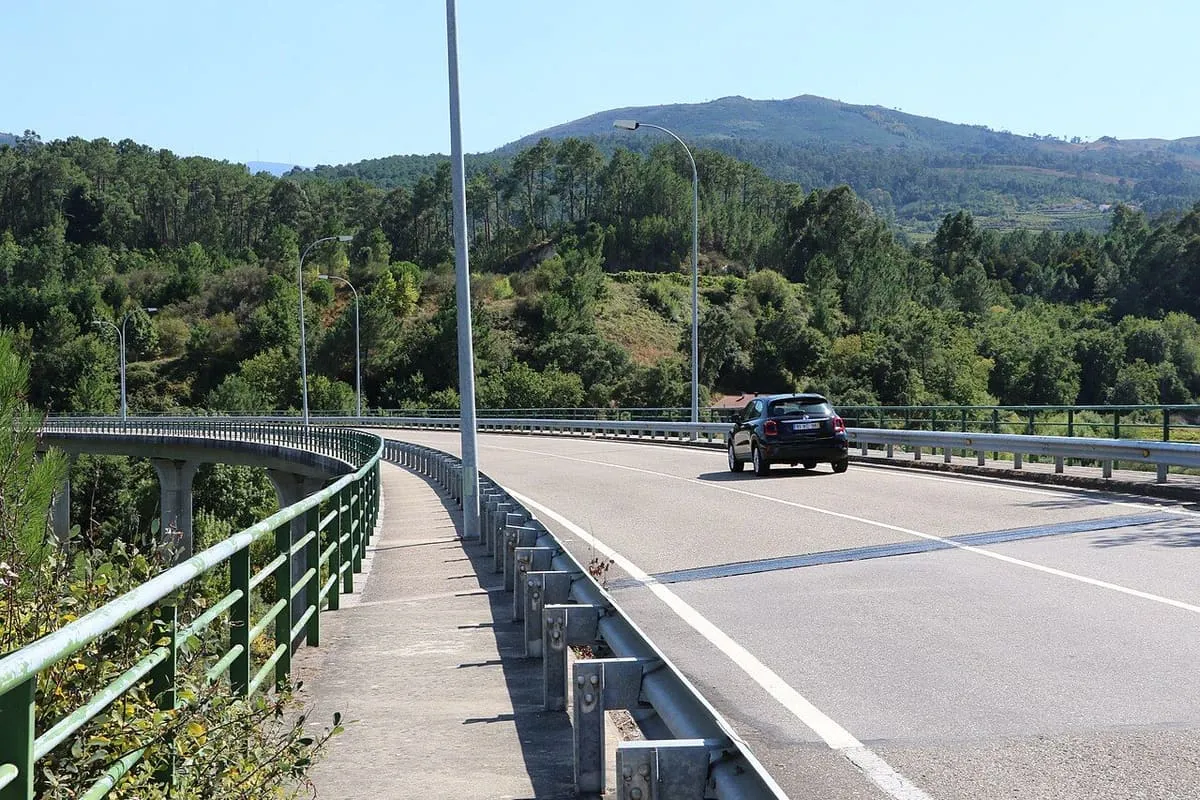 El puente internacional entre Arbo y Melgaço, una carretera con un paseo peatonal sobre el valle del Miño