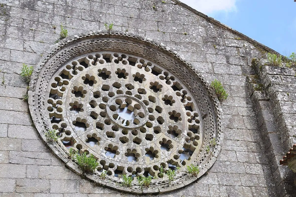 Rosetón de tracería geométrica en la fachada de piedra del monasterio de Armenteira