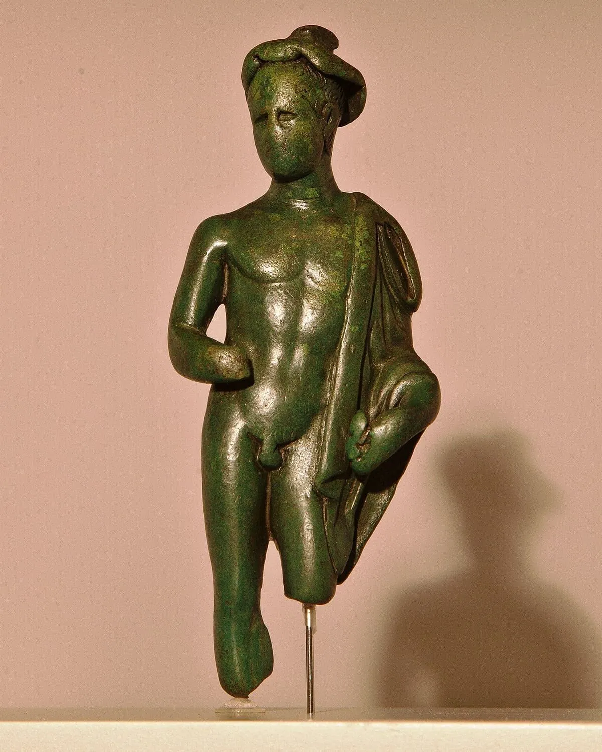 El Mercurio de bronce del castro de Altamira, una figura masculina desnuda con una capa sobre el brazo