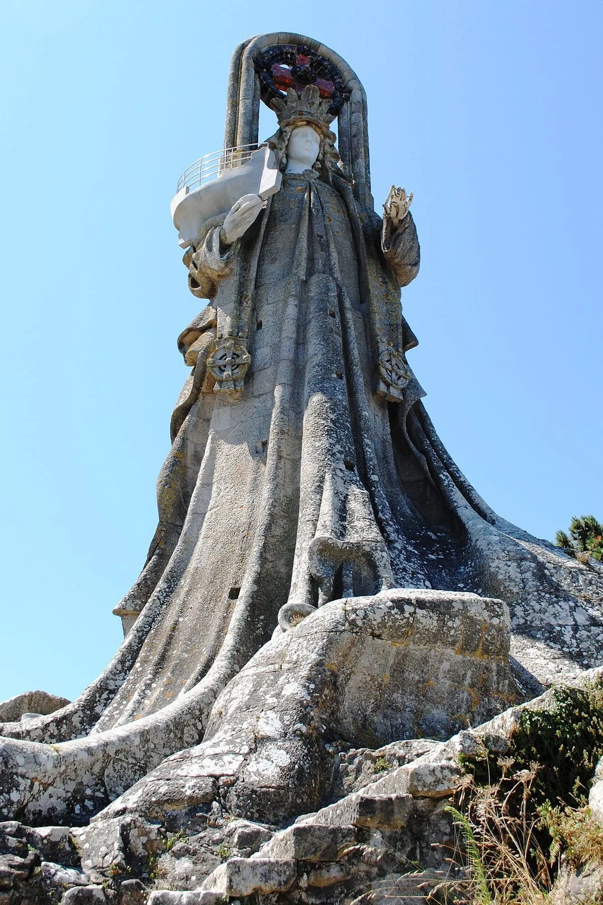 El manto de piedra labrada de la estatua, diseñada por Antonio Palacios