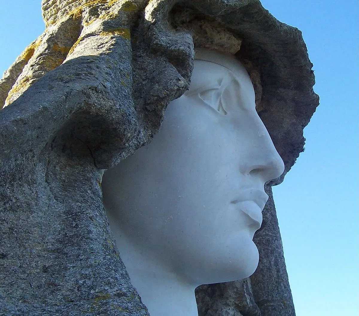 El rostro de mármol blanco de la Virxe da Rocha bajo la corona de piedra