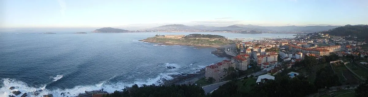 La bahía de Baiona con la fortaleza de Monterreal en su península, vista desde la Virxe da Rocha