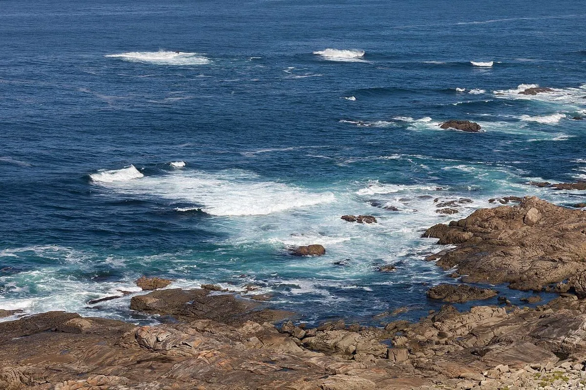Las olas rompiendo contra las rocas de la costa del cabo Silleiro