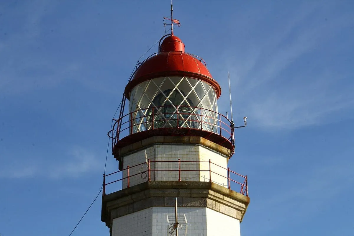 La linterna roja del faro de Cabo Silleiro y su galería