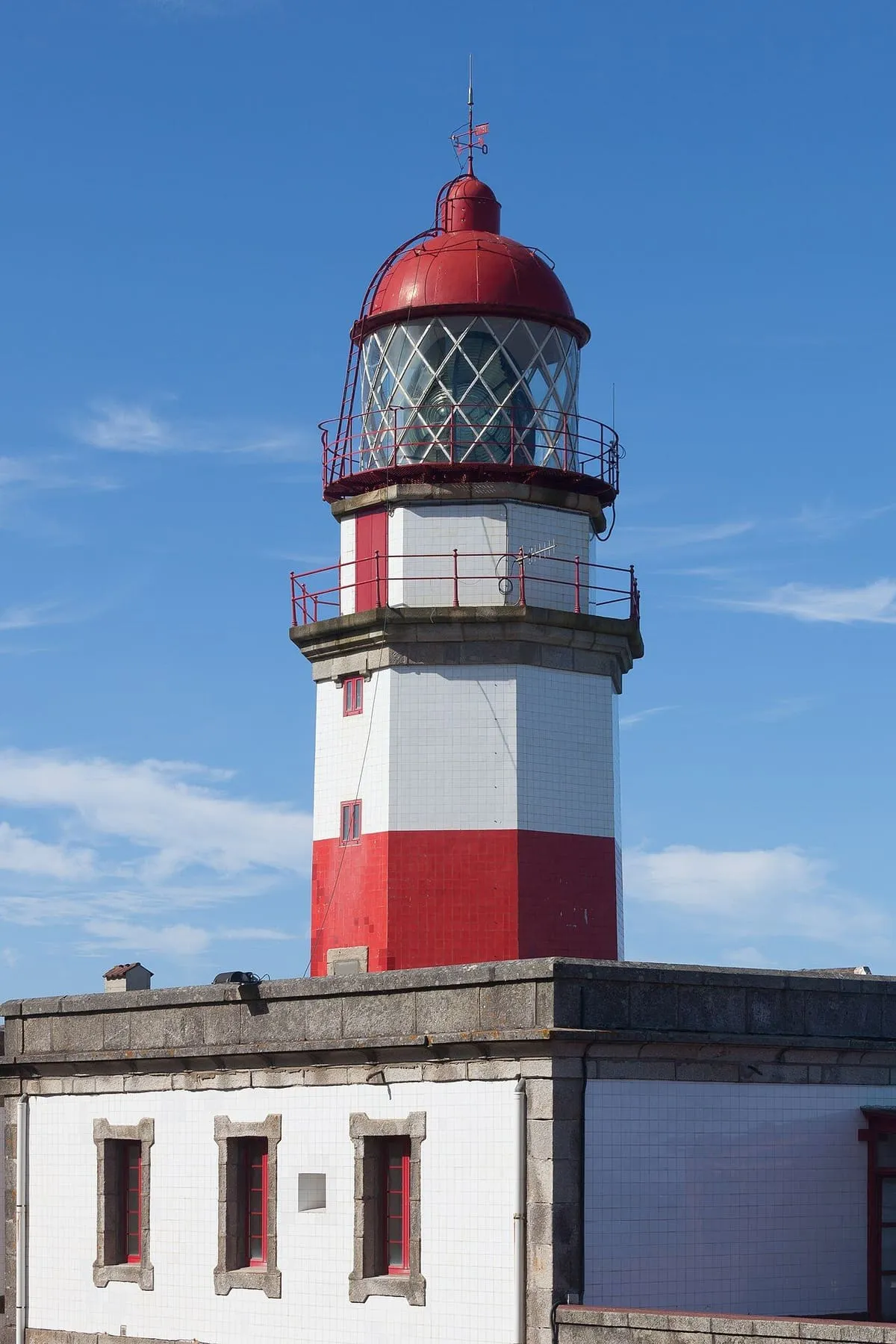 La torre a rayas blancas y rojas del faro de Cabo Silleiro con su linterna, bajo cielo azul