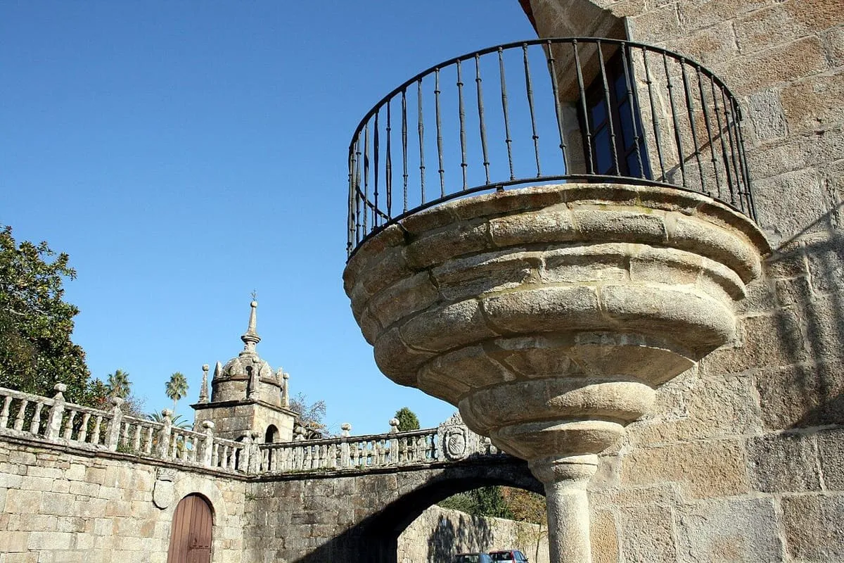 Balcón de piedra del pazo de Fefiñáns y balaustrada de la plaza