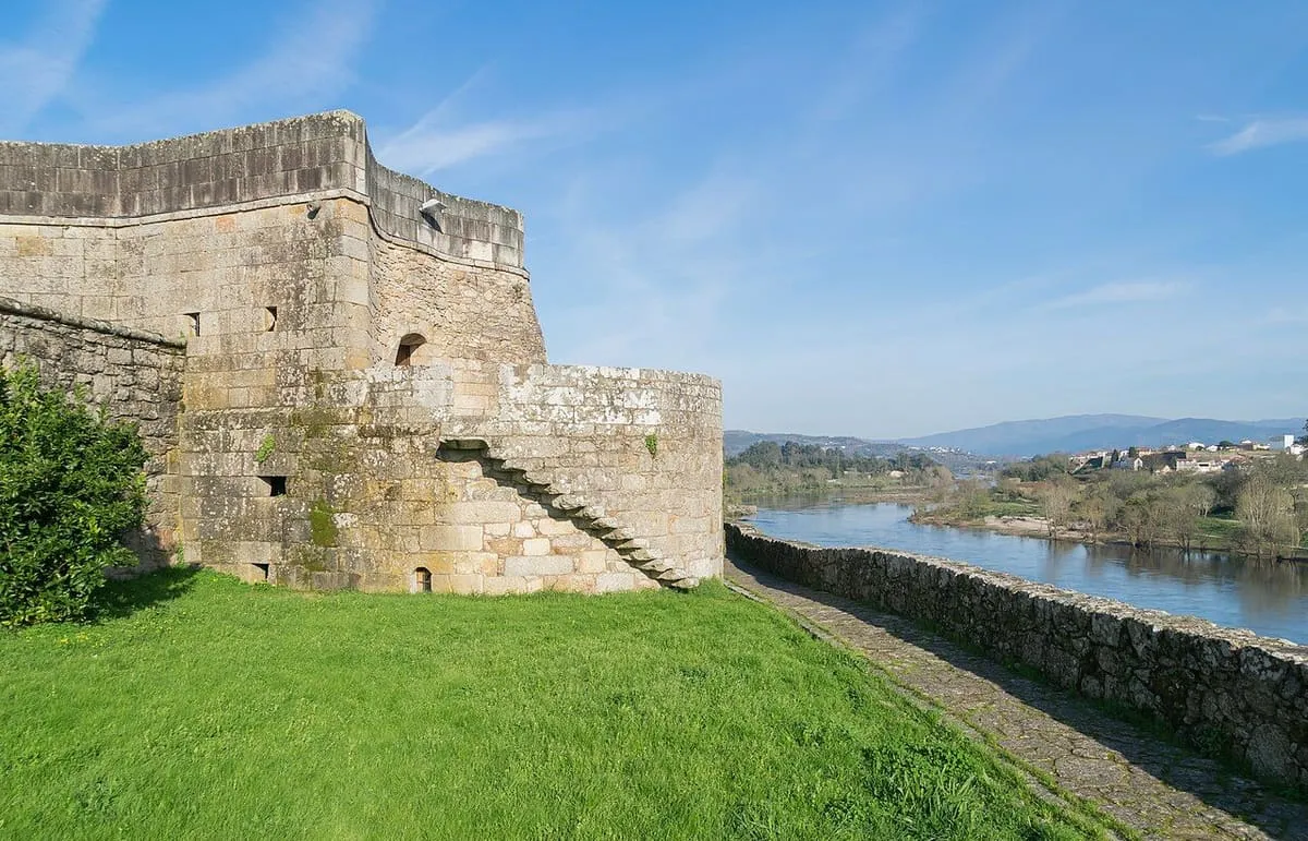 Baluarte de piedra con escalera exterior sobre el Miño, en la fortaleza de Salvaterra