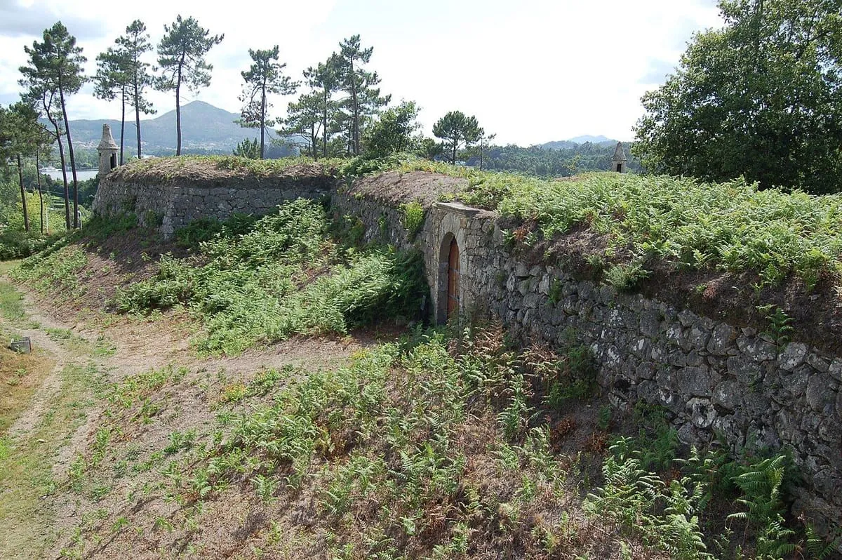 Baluartes del Forte de Lovelhe cubiertos de hierba y helechos, con dos garitas de piedra