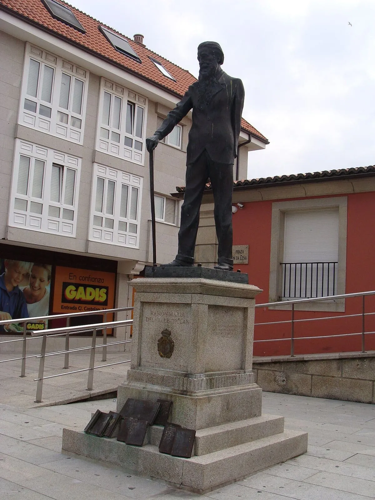 Estatua de Valle-Inclán con bastón sobre un pedestal, en A Pobra do Caramiñal