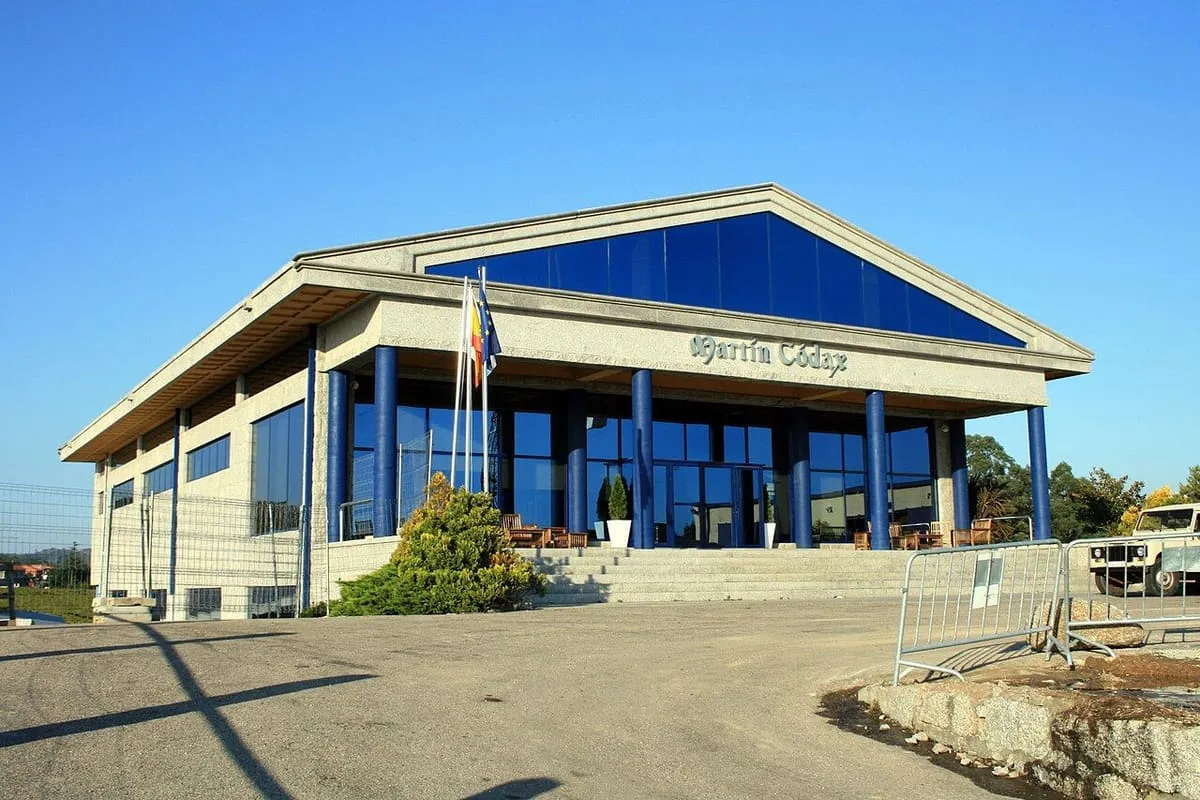 Edificio moderno de la bodega Martín Códax, en Cambados