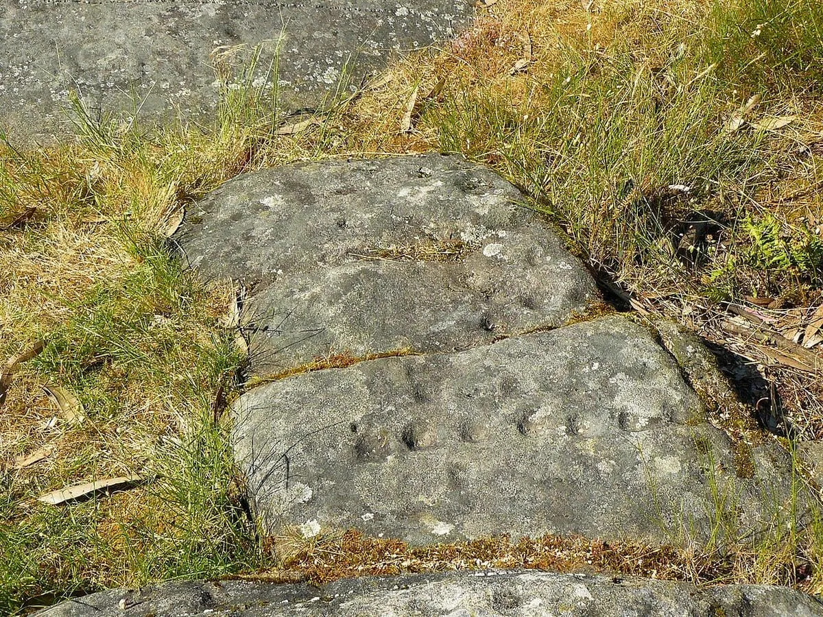 Losas de granito con cazoletas alineadas en la zona de Bealo