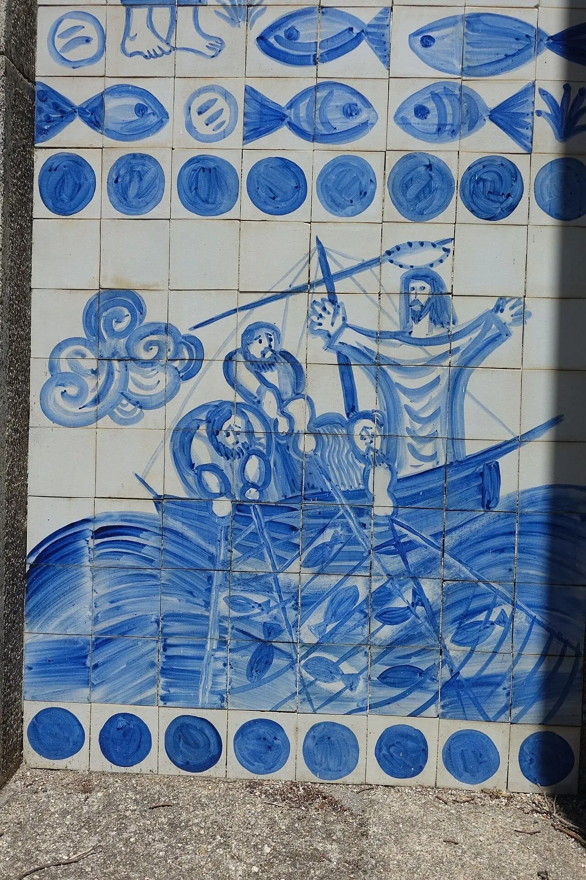 Mural de azulejos con Jesús sobre el mar y los discípulos en una barca