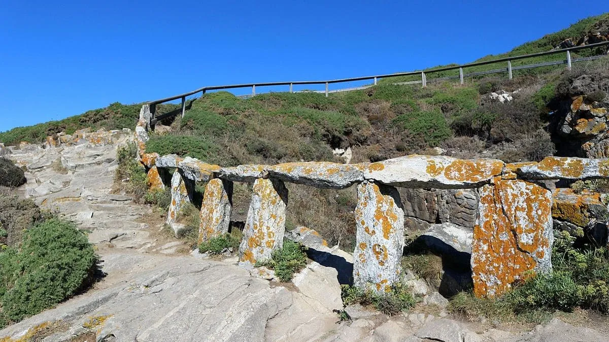 El camino que lleva al Buraco do Inferno, con losas de granito y una valla de madera