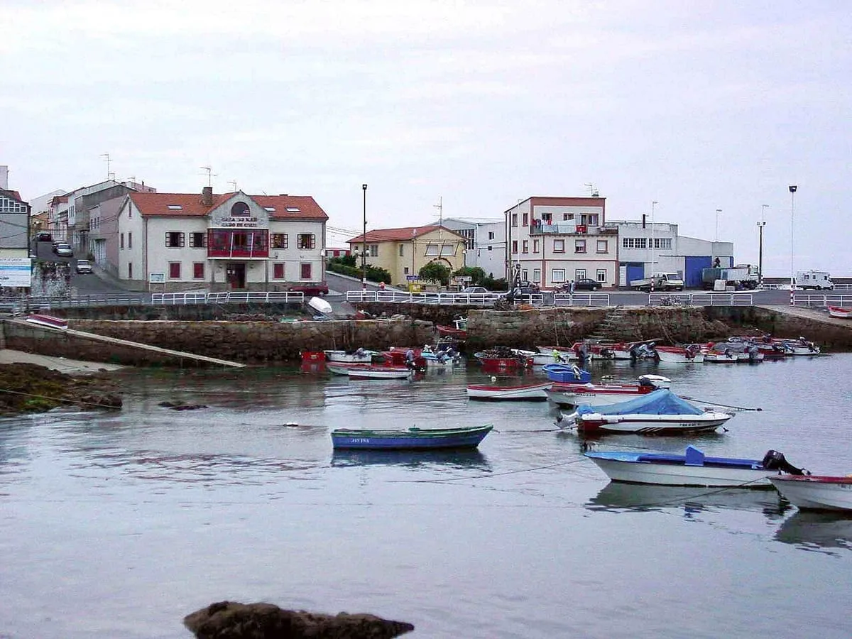 Barcas amarradas frente a las casas de Cabo de Cruz
