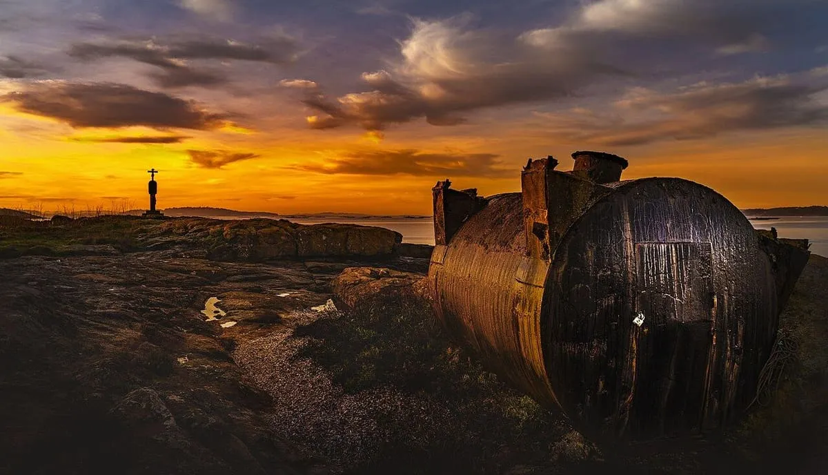 Atardecer en la costa de Cabo de Cruz, con un faro pequeño al fondo y un depósito oxidado