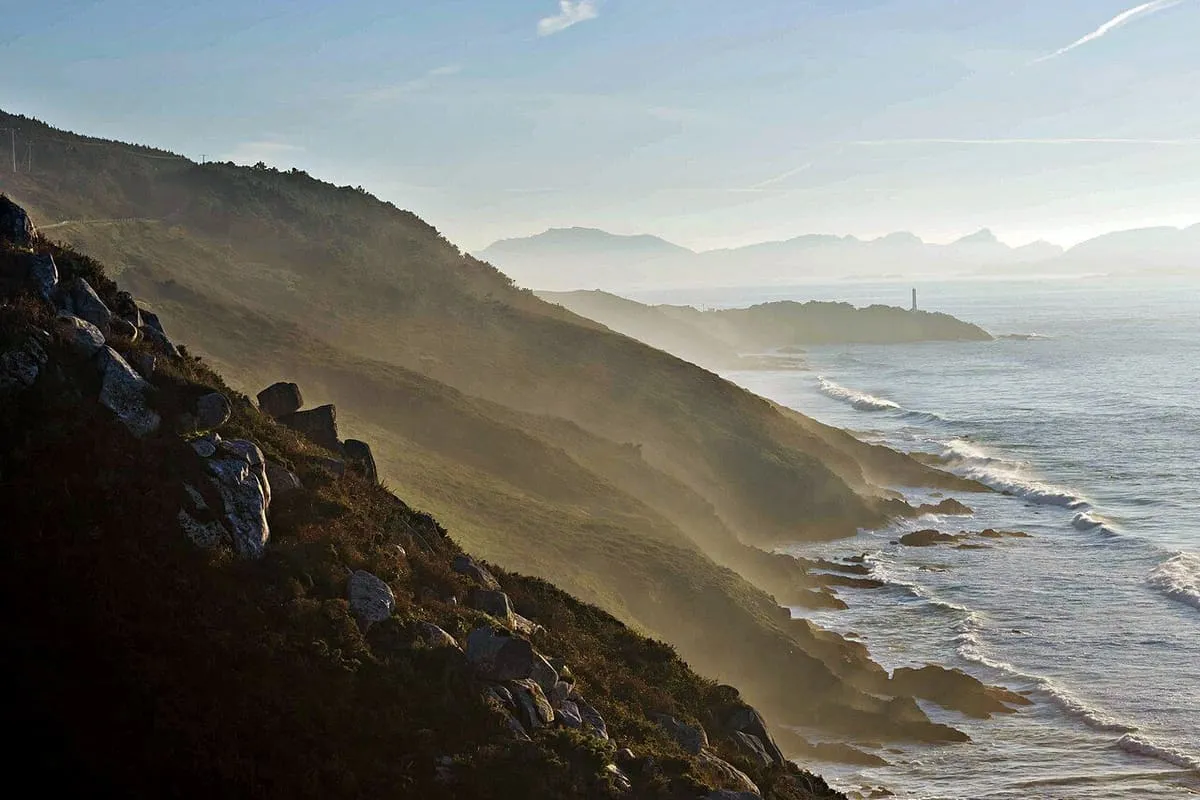 Laderas y acantilados de Cabo Home con la neblina sobre el mar
