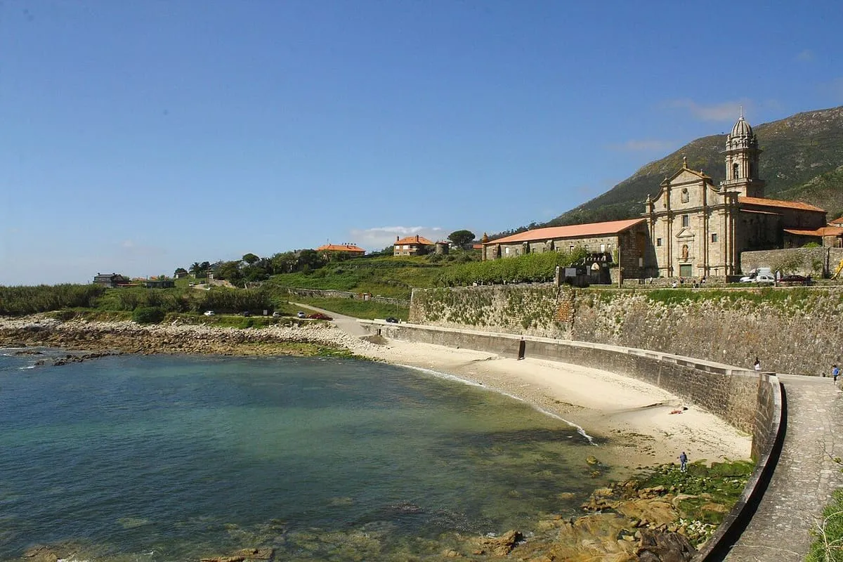 La ensenada de Oia con su playa de arena y el monasterio al fondo