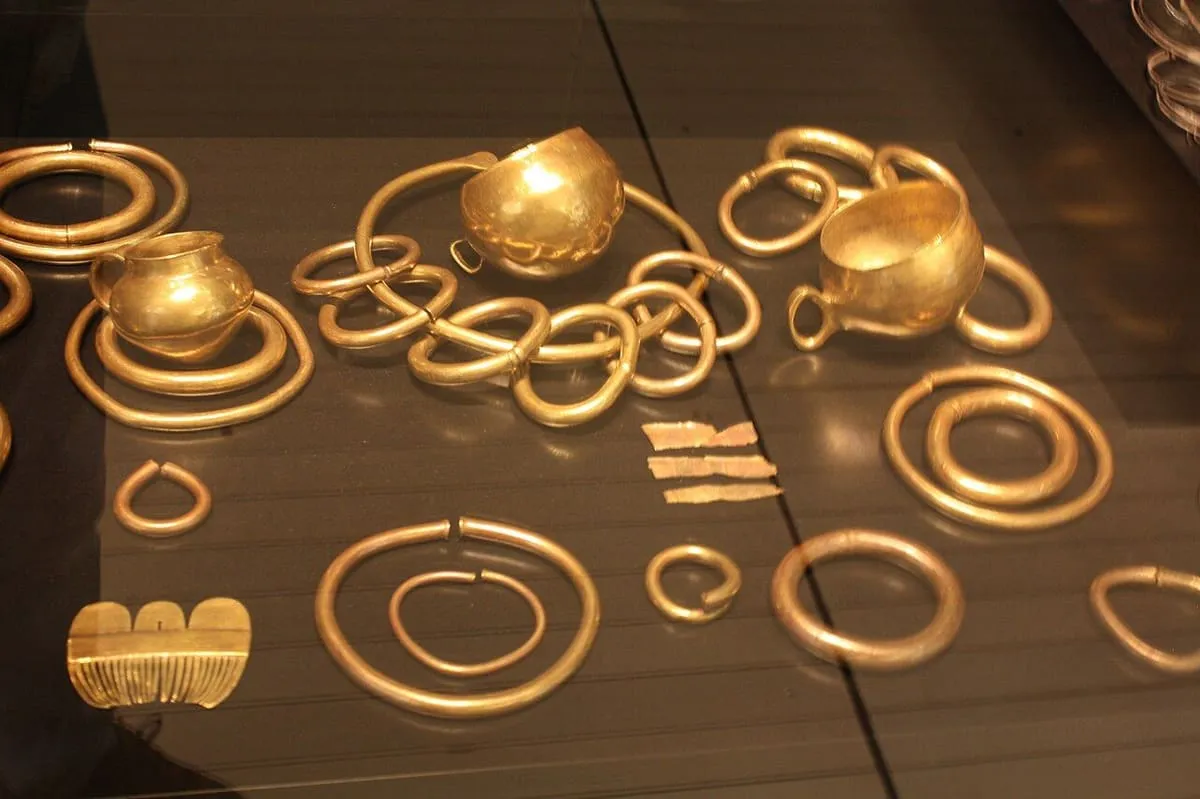 Aros, brazaletes y un peine de oro del Tesoro de Caldas, vistos desde arriba