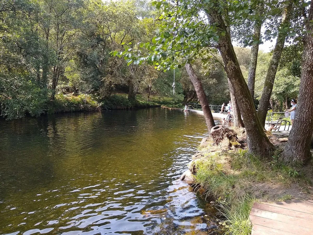 Remanso del río Verdugo con árboles en las orillas, en la playa fluvial