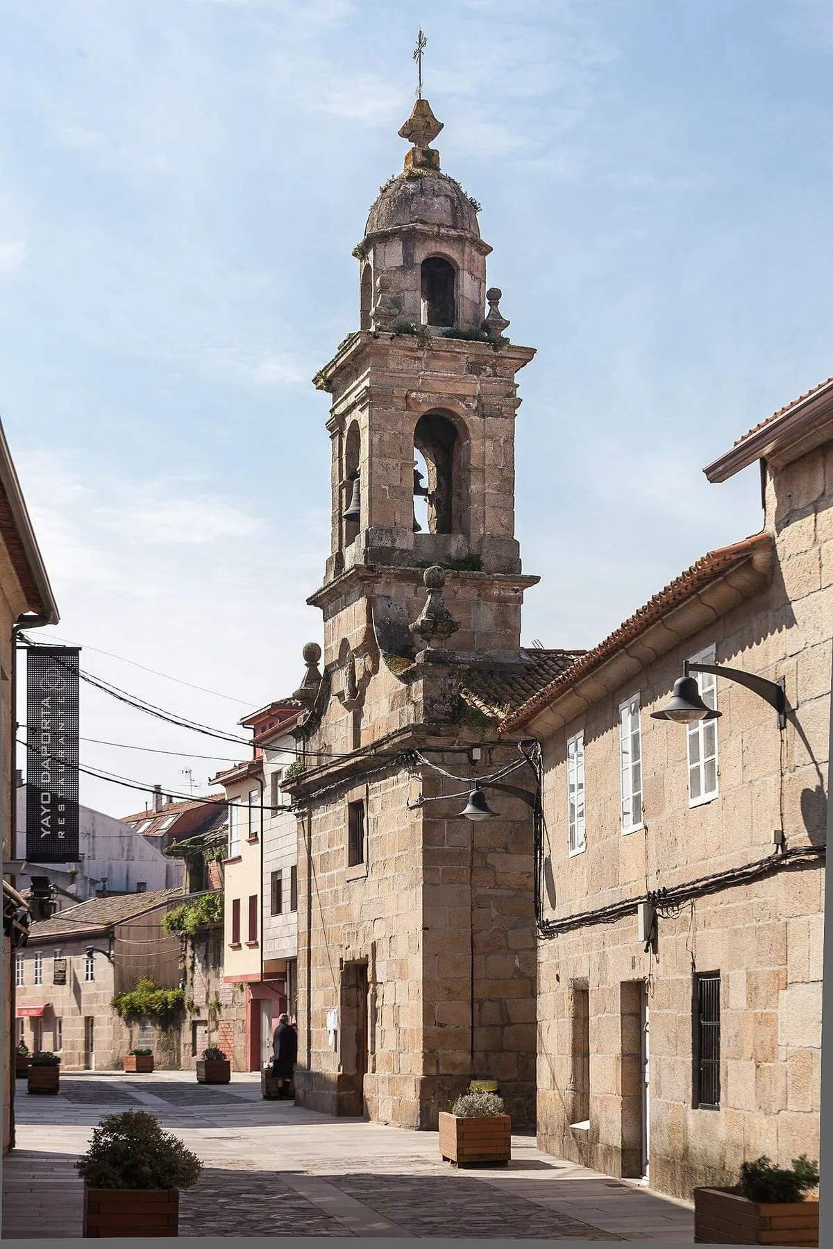 Espadaña de la capilla del Hospital sobre los tejados del casco de Cambados