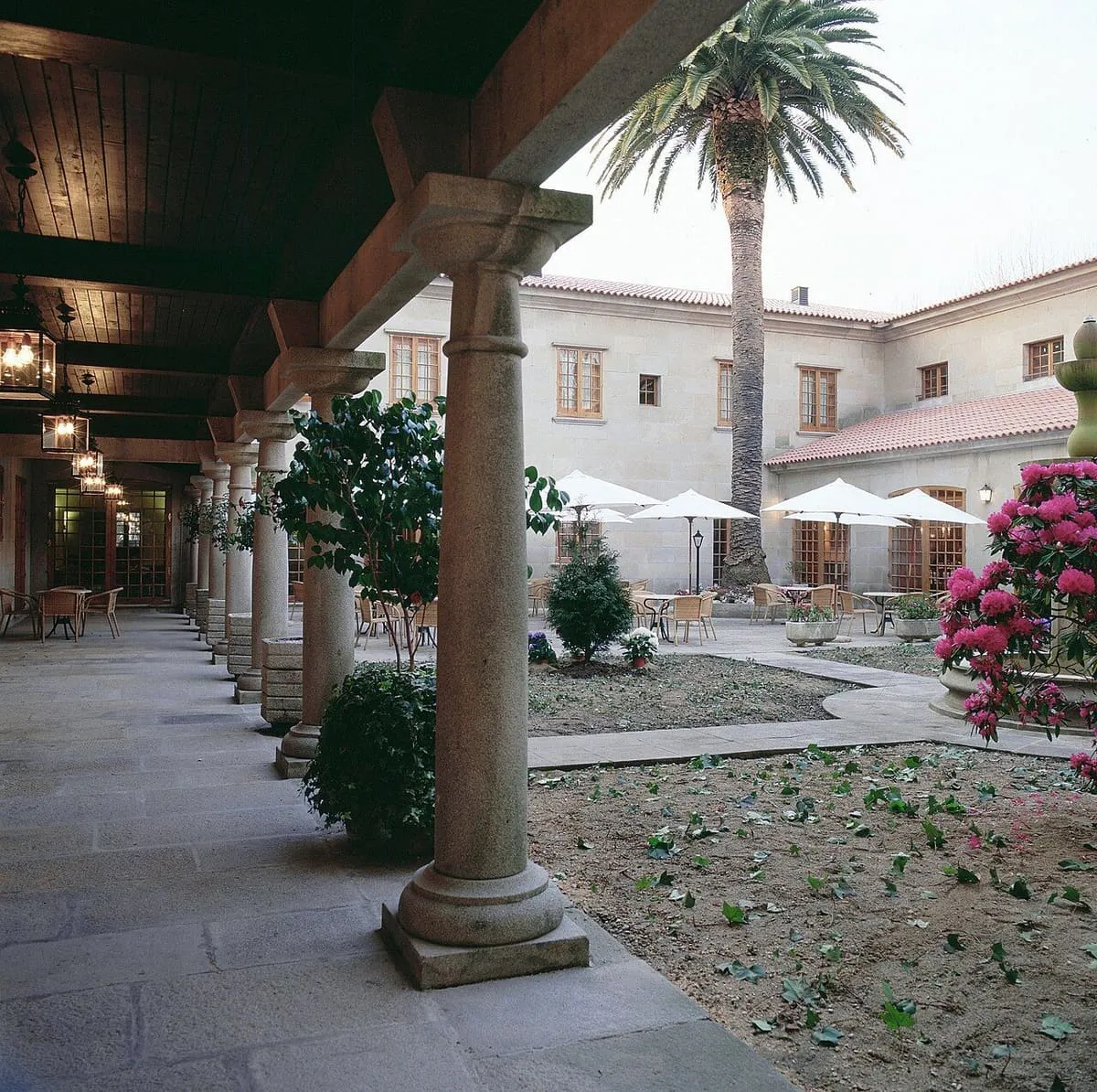 Galería con columnas de piedra que da al patio del parador de Cambados